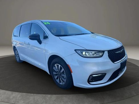 Used 2024 Chrysler Pacifica Limited FWD image 3