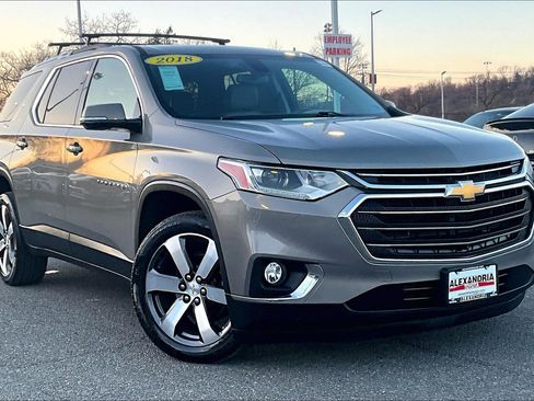 Used 2018 Chevrolet Traverse LT image 2