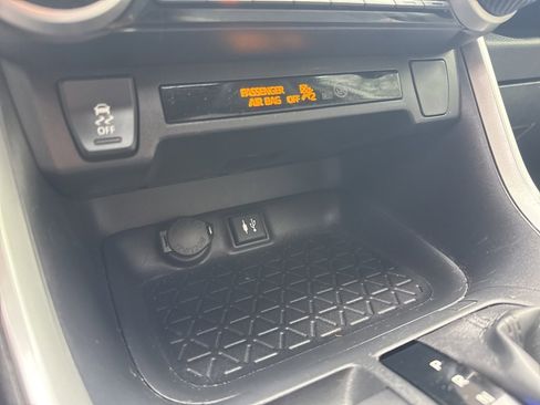 Used 2019 Toyota RAV4 XLE Premium image 32