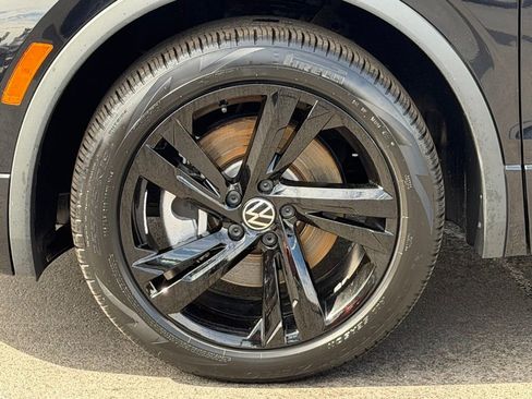 Used 2023 Volkswagen Tiguan SE R-Line image 31