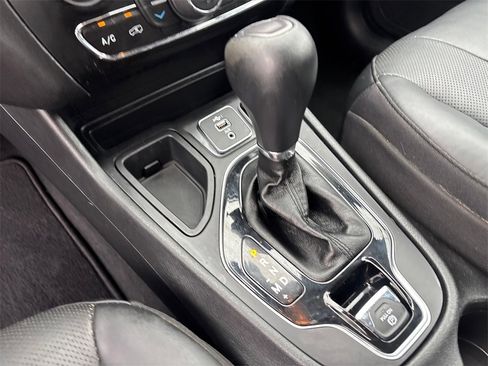 Used 2020 Jeep Cherokee Limited image 17