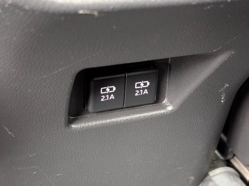 Used 2021 Toyota Venza LE AWD/4WD image 23