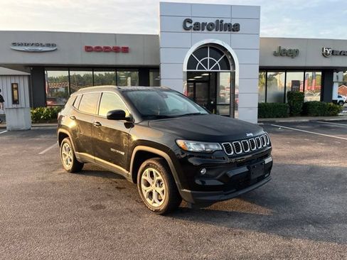 Used 2024 Jeep Compass Latitude AWD/4WD image 2