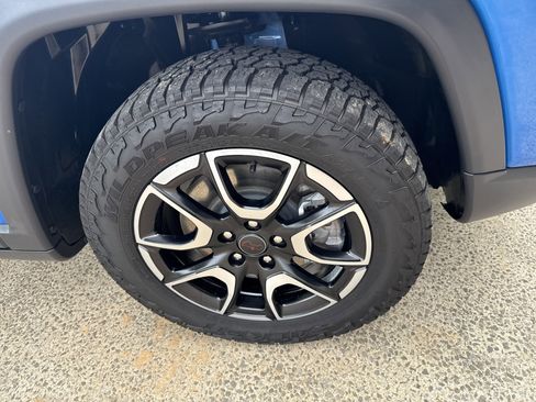 Used 2025 Jeep Compass Trailhawk AWD/4WD image 12