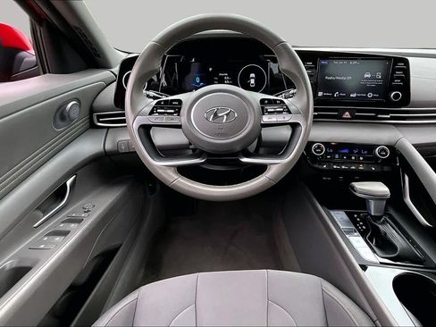 Used 2022 Hyundai Elantra SEL w/ Convenience Package FWD image 6