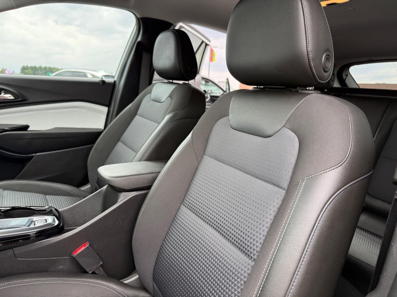 Used 2025 Chevrolet Trax LT w/ LT Convenience Package FWD image 26