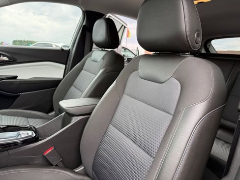 Used 2025 Chevrolet Trax LT w/ LT Convenience Package FWD image 26