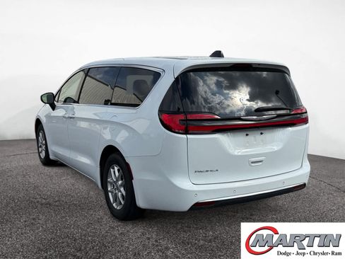 Used 2023 Chrysler Pacifica Touring-L FWD image 7