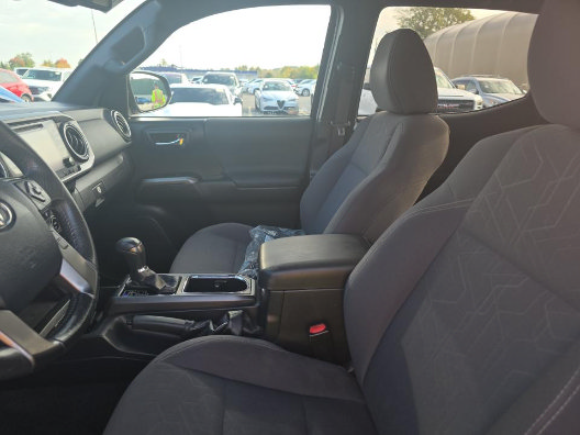Used 2018 Toyota Tacoma TRD Off-Road AWD/4WD image 4