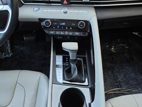 Used 2022 Hyundai Elantra Limited FWD image 16