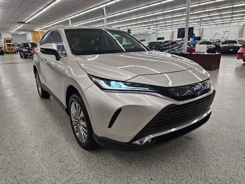 Used 2023 Toyota Venza XLE AWD/4WD image 3