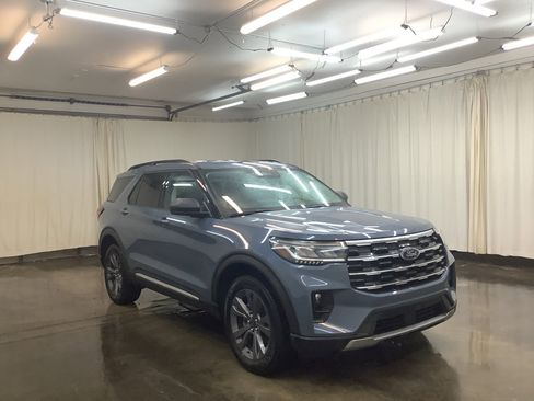 Used 2025 Ford Explorer Active w/ Active Comfort Package image 4