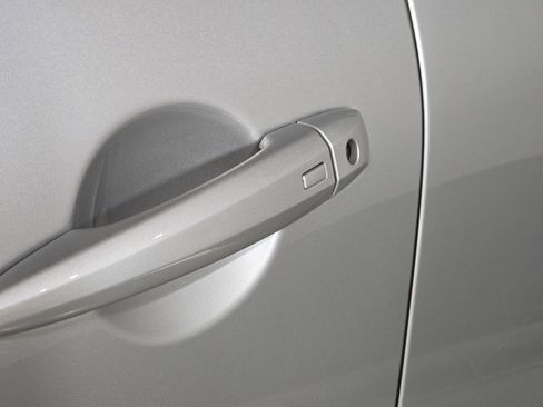 Used 2025 Nissan Pathfinder SL image 16