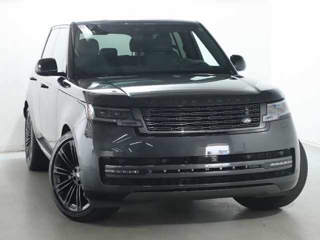 Used 2025 Land Rover Range Rover SE AWD/4WD image 2