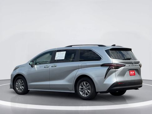 Used 2024 Toyota Sienna XLE FWD image 3
