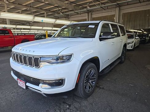 Used 2024 Jeep Wagoneer L Series II w/ Flexible Seating Group AWD/4WD image 1