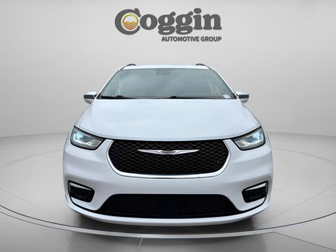 Used 2022 Chrysler Pacifica Limited w/ Uconnect Theater Family Group image 8