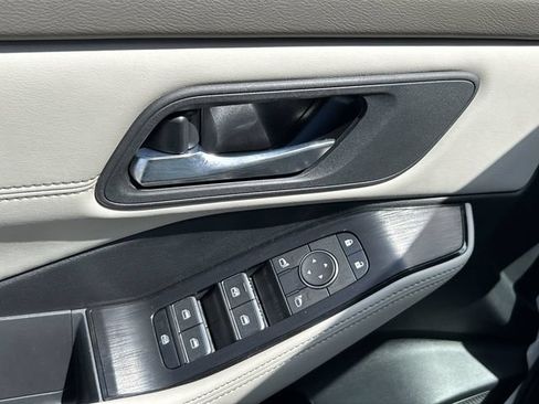 Certified 2025 Nissan Rogue SL AWD/4WD image 16