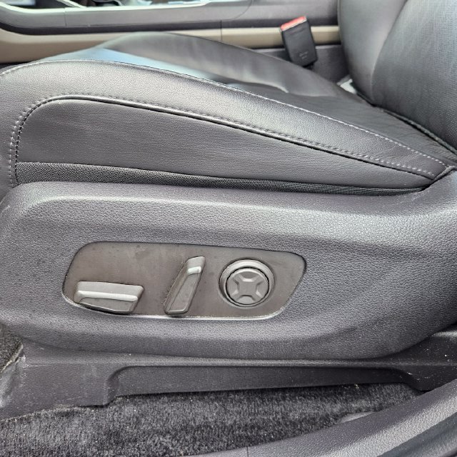 Used 2025 Kia Carnival FWD image 14