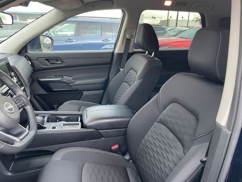 Used 2025 Nissan Pathfinder SV image 39