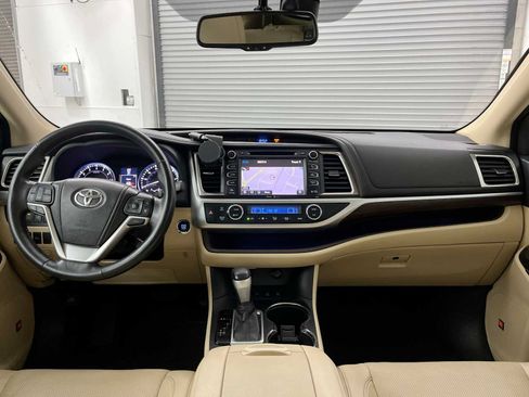 Used 2014 Toyota Highlander Limited Platinum AWD/4WD image 10