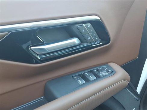 Used 2025 Chevrolet Suburban High Country image 12