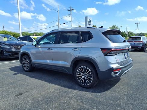 Certified 2025 Volkswagen Taos SE FWD image 4