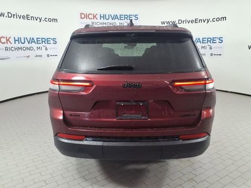 Used 2024 Jeep Grand Cherokee L Limited w/ Luxury Tech Group II image 5