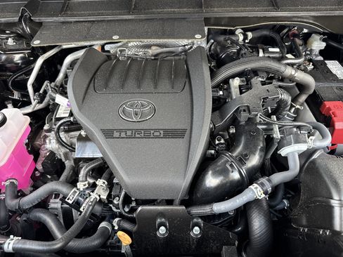 Used 2025 Toyota Highlander LE FWD image 32