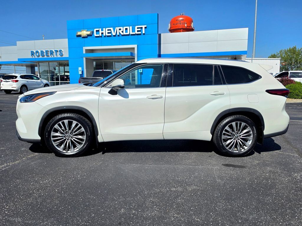 Used 2021 Toyota Highlander Platinum AWD/4WD image 3