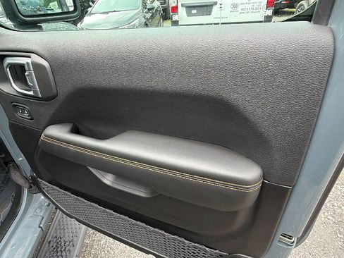 Used 2025 Jeep Wrangler Unlimited Sahara AWD/4WD image 18