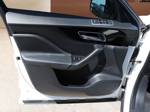 Used 2019 Jaguar F-PACE R-Sport image 10