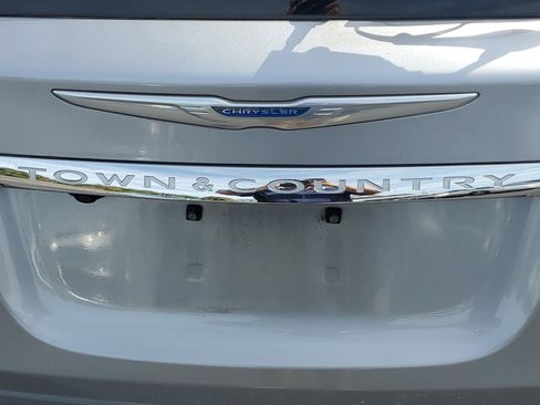 Used 2016 Chrysler Town & Country Touring image 9