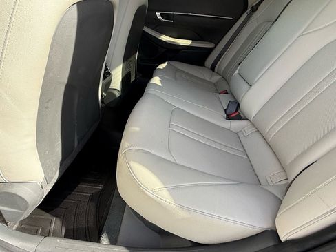 Used 2022 Hyundai Sonata Limited w/ Preferred Accessory Package FWD image 13