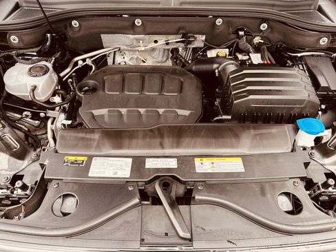 Certified 2025 Volkswagen Atlas Peak Edition SE image 9