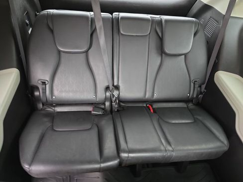 Used 2024 Kia Carnival LX FWD image 12