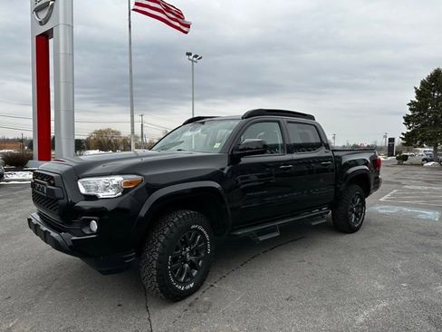 Used 2023 Toyota Tacoma SR5 AWD/4WD image 3