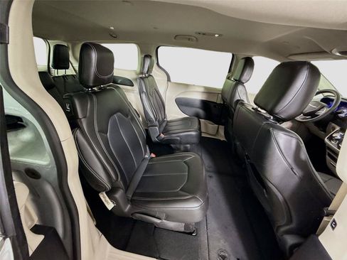 Used 2024 Chrysler Pacifica Touring-L FWD image 20