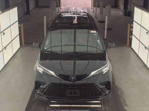 Used 2023 Toyota Sienna XSE w/ XSE Plus Package image 8