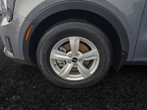 Used 2025 Kia Sorento LX image 9