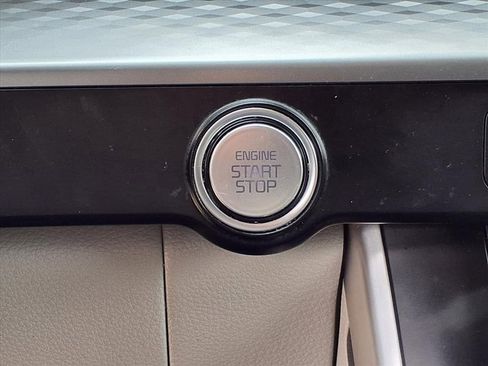 Used 2024 Kia Carnival LX image 13