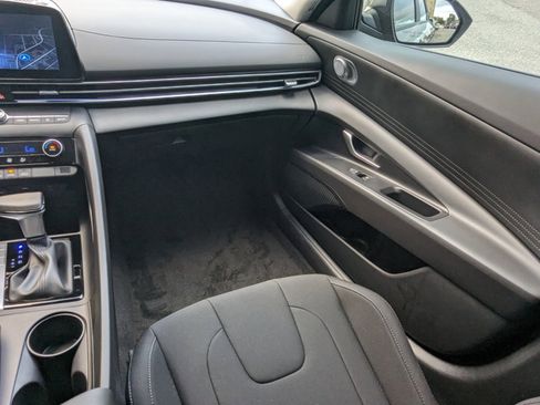 Certified 2025 Hyundai Elantra Sport image 15