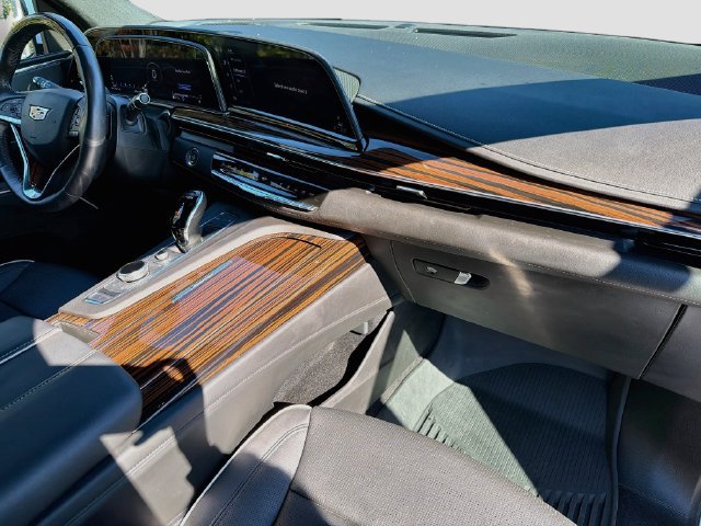Used 2023 Cadillac Escalade Premium Luxury AWD/4WD image 28