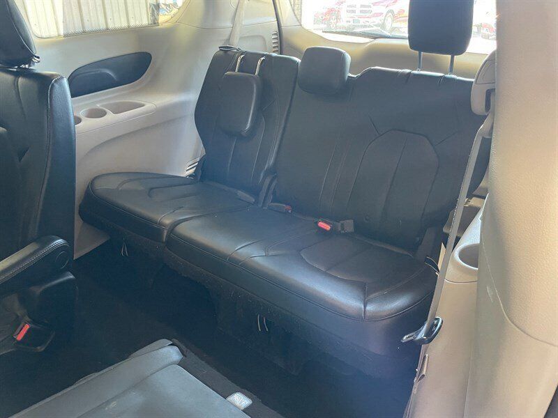 Used 2019 Chrysler Pacifica Touring-L FWD image 17