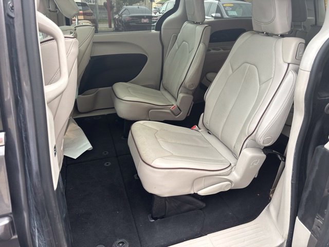 Used 2017 Chrysler Pacifica Limited w/ UConnect Theater Package FWD image 17