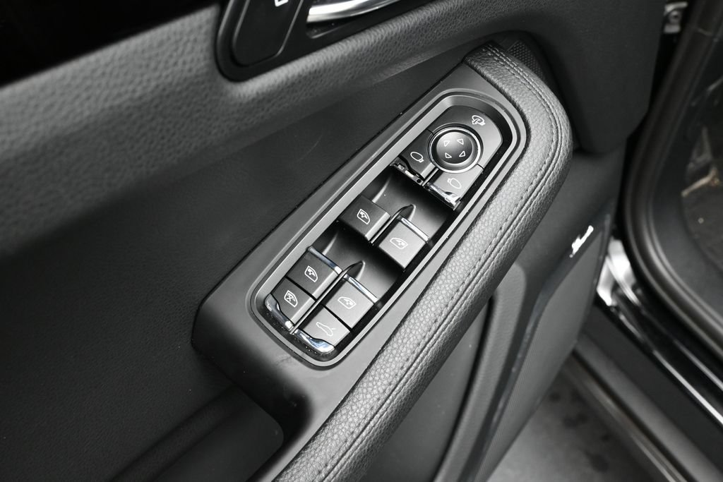 Certified 2023 Porsche Macan AWD/4WD image 9