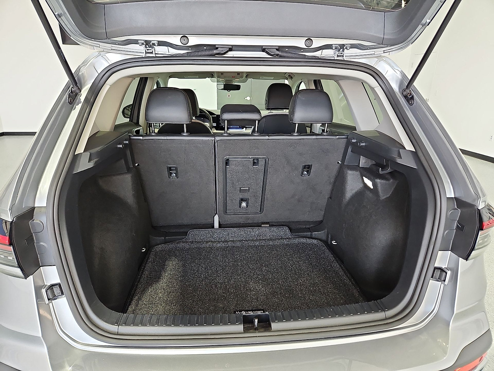 Certified 2025 Volkswagen Taos SE FWD image 12