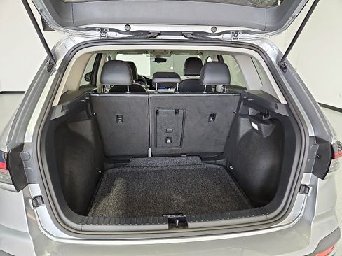 Certified 2025 Volkswagen Taos SE FWD image 12