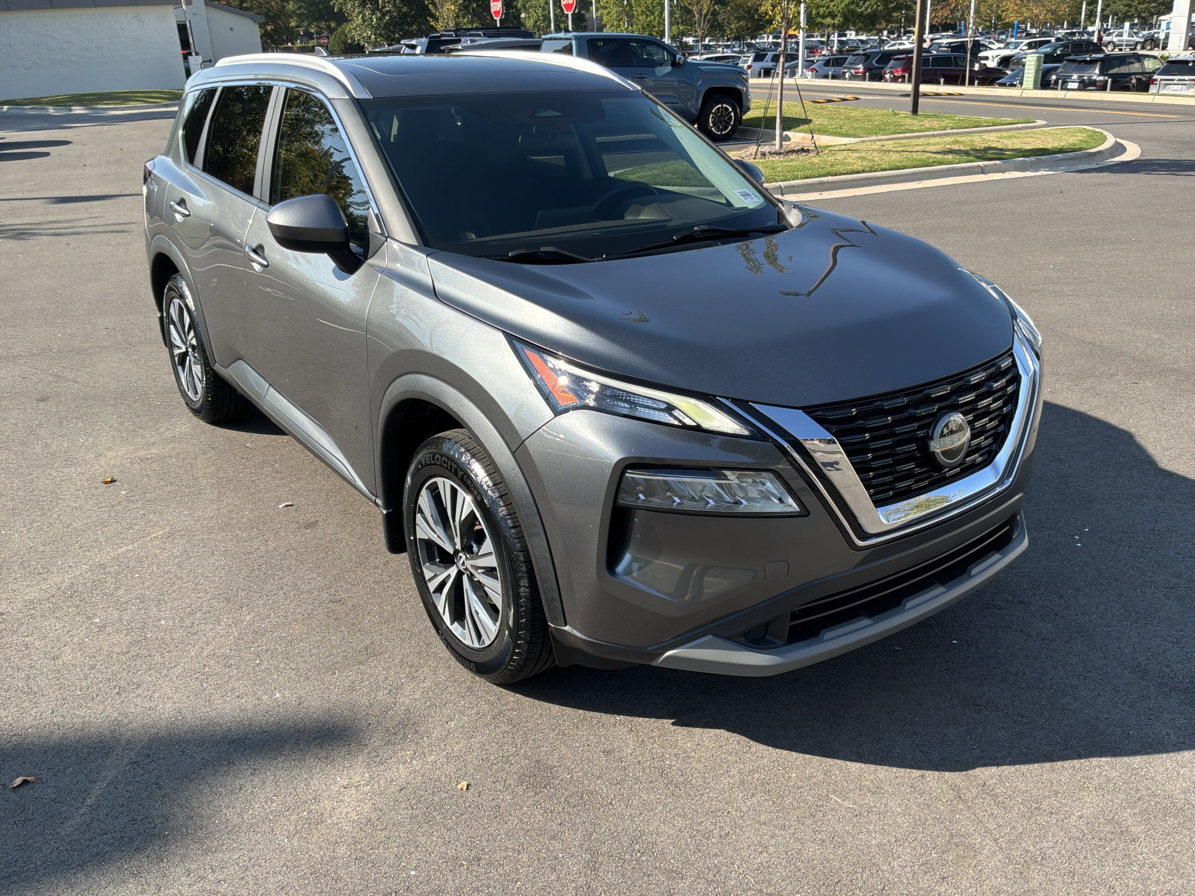 Used 2023 Nissan Rogue SV w/ SV Premium B Package FWD image 2