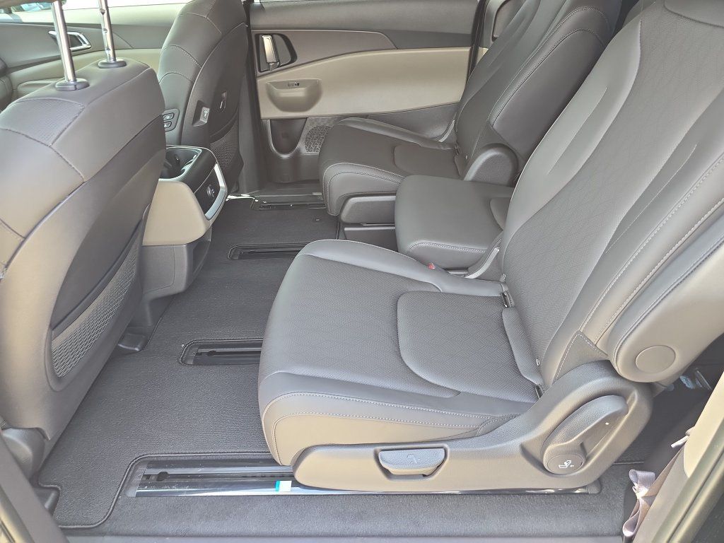 New 2027 Kia Carnival EX FWD image 17